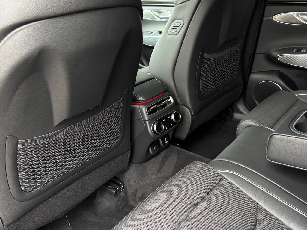 2024 GENESIS GV70 - Image 24