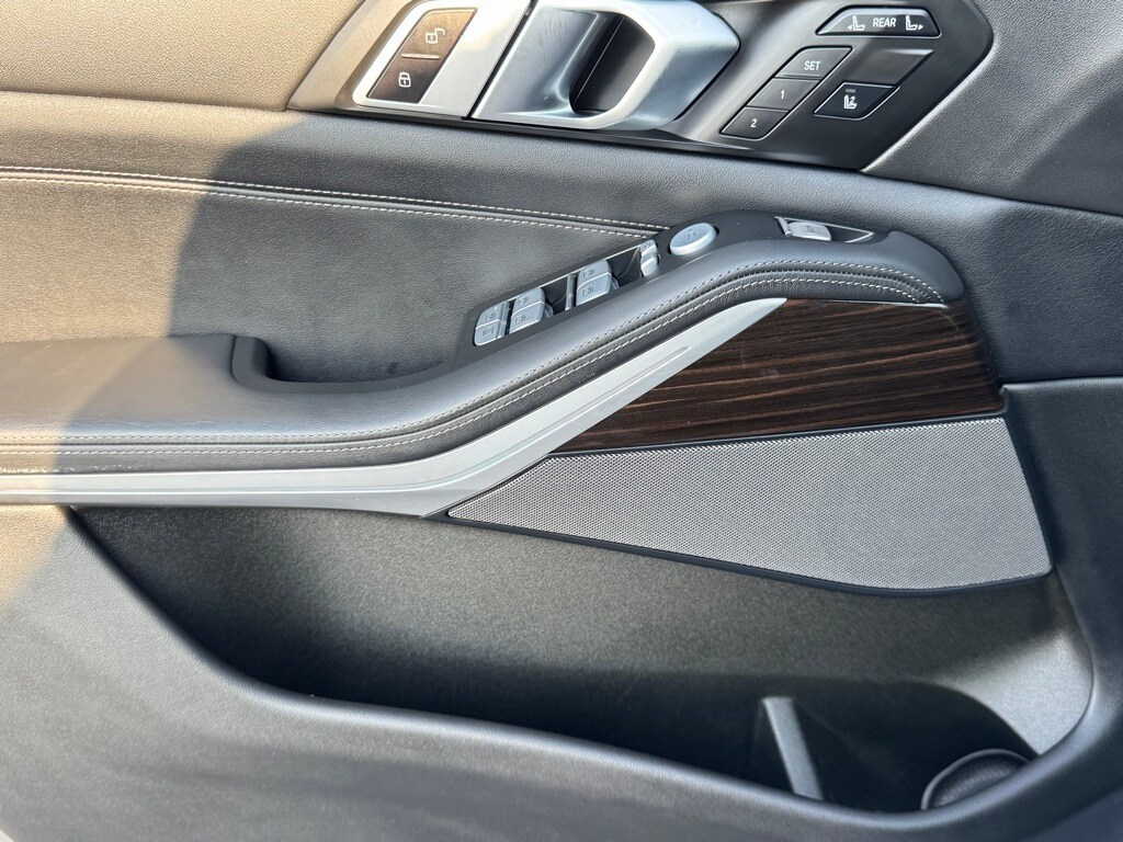 2024 BMW X7 - Image 19