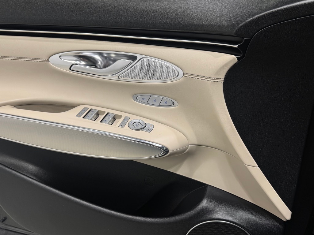 2024 GENESIS GV70 - Image 18