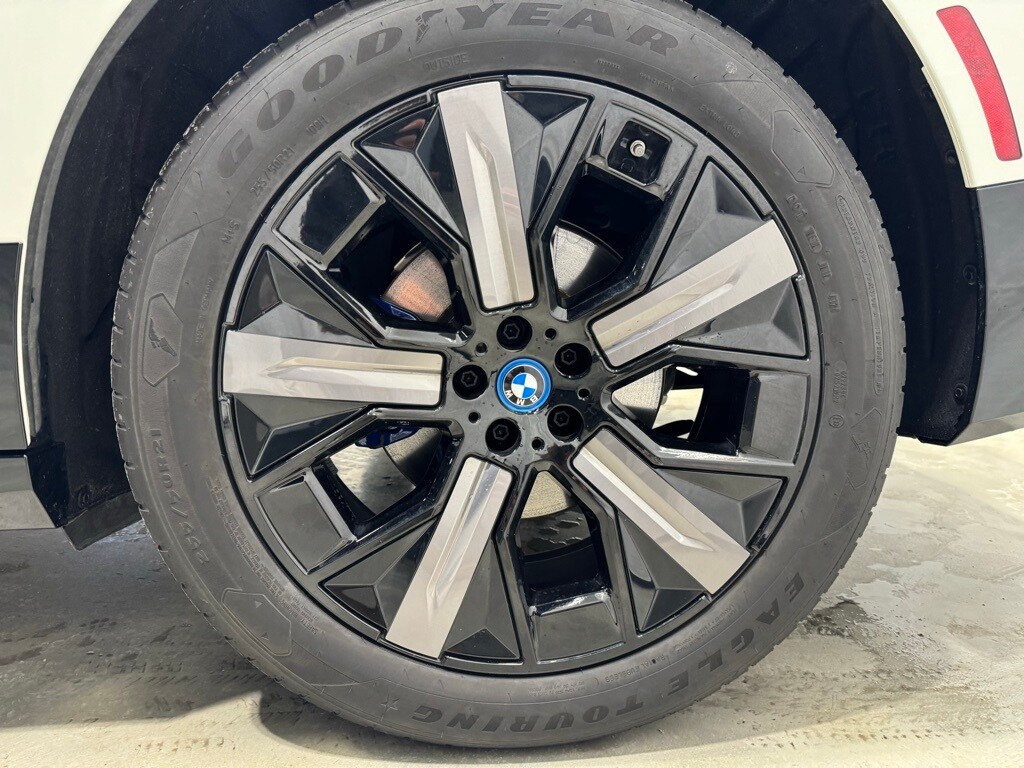 2025 BMW IX - Image 13