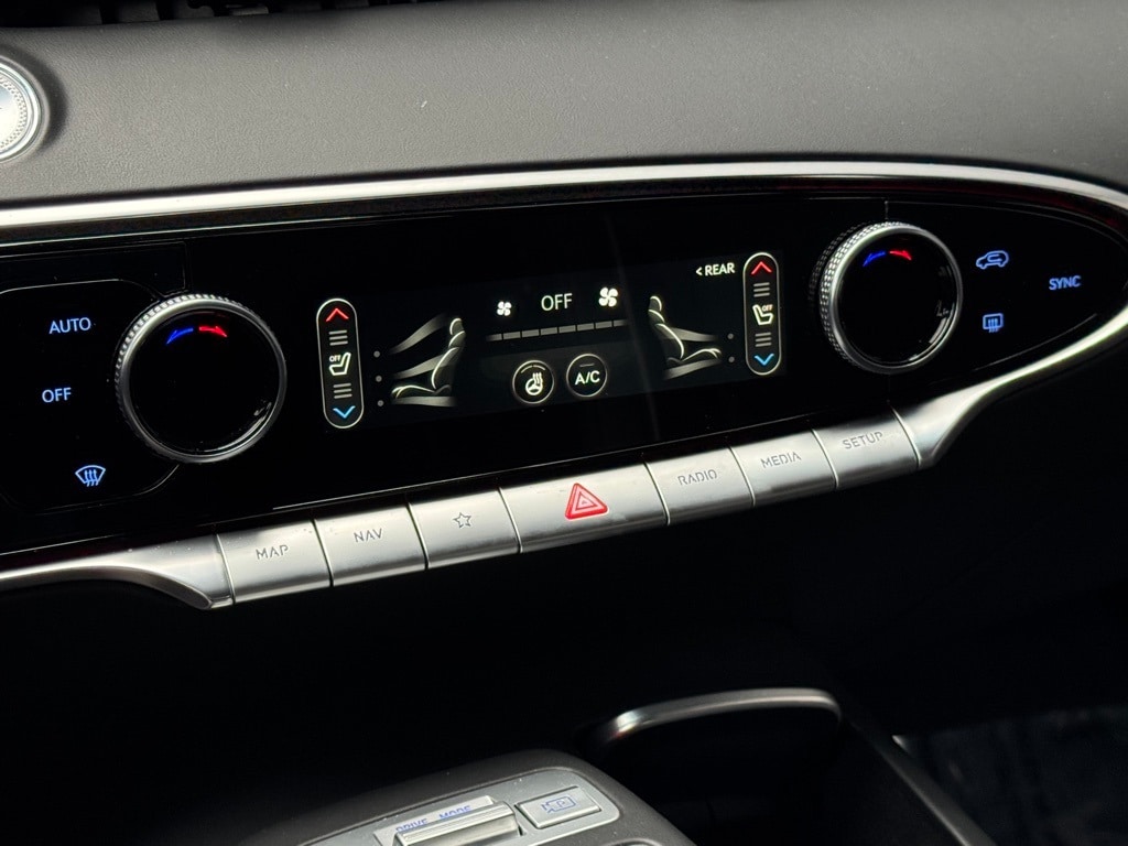 2024 GENESIS GV70 - Image 13