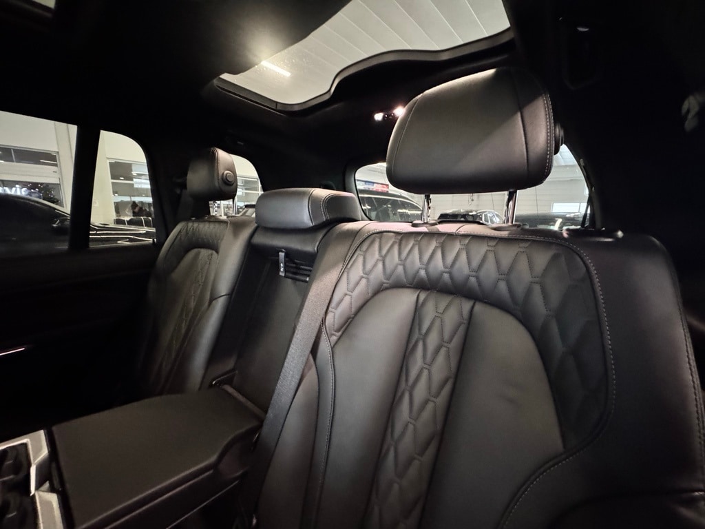 2024 BMW X7 - Image 25