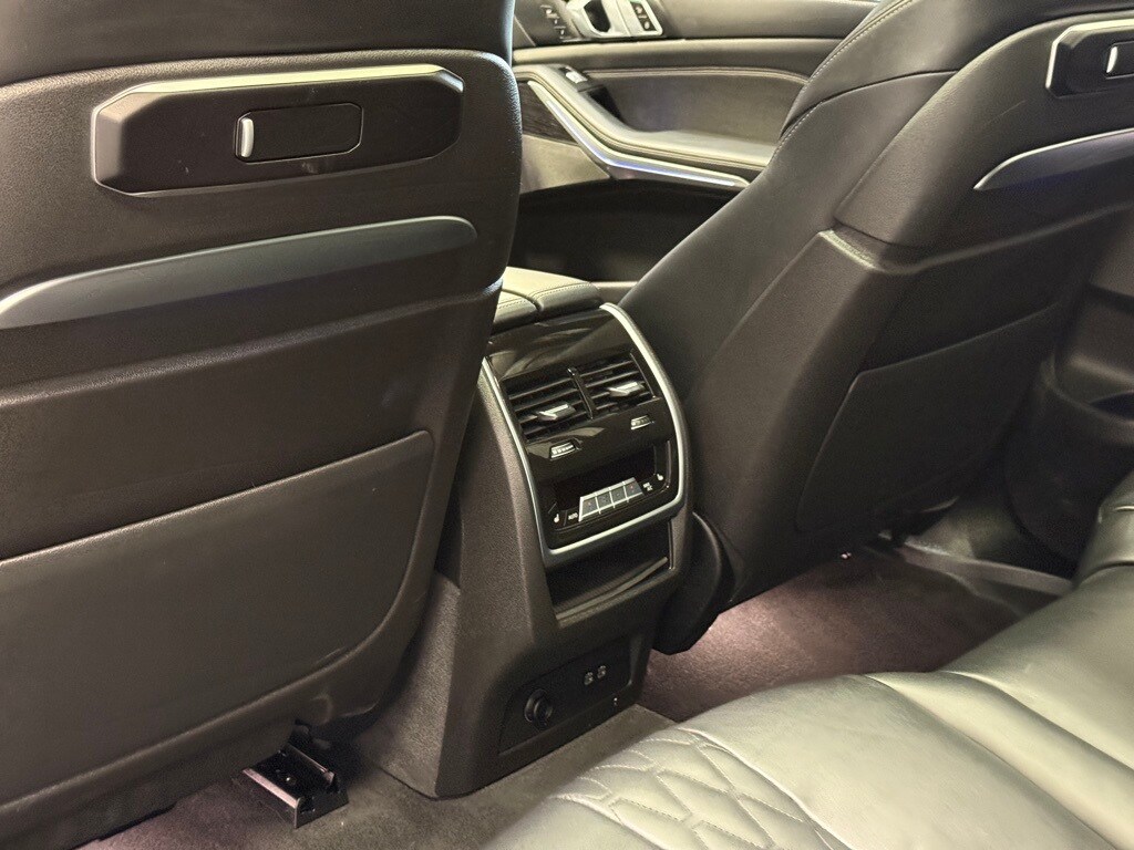 2025 BMW X7 - Image 24
