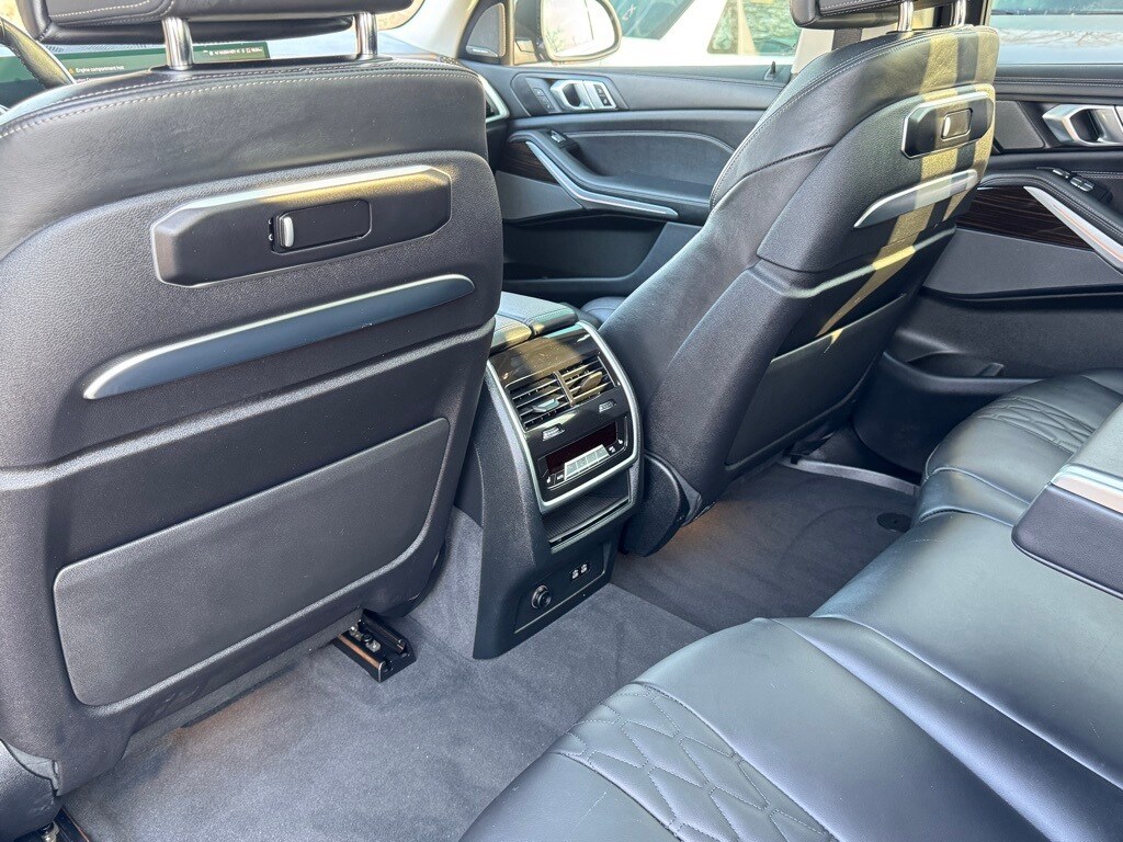 2024 BMW X7 - Image 25
