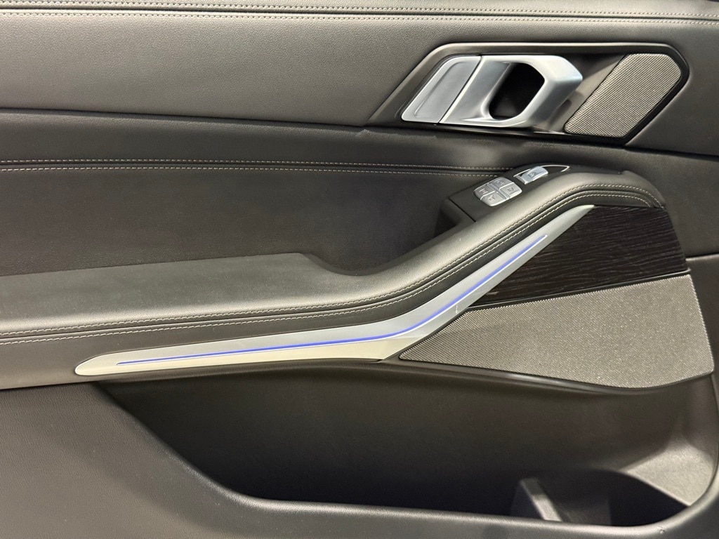 2025 BMW X7 - Image 19