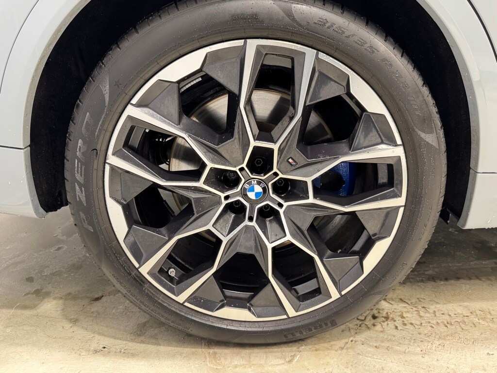 2025 BMW X7 - Image 9