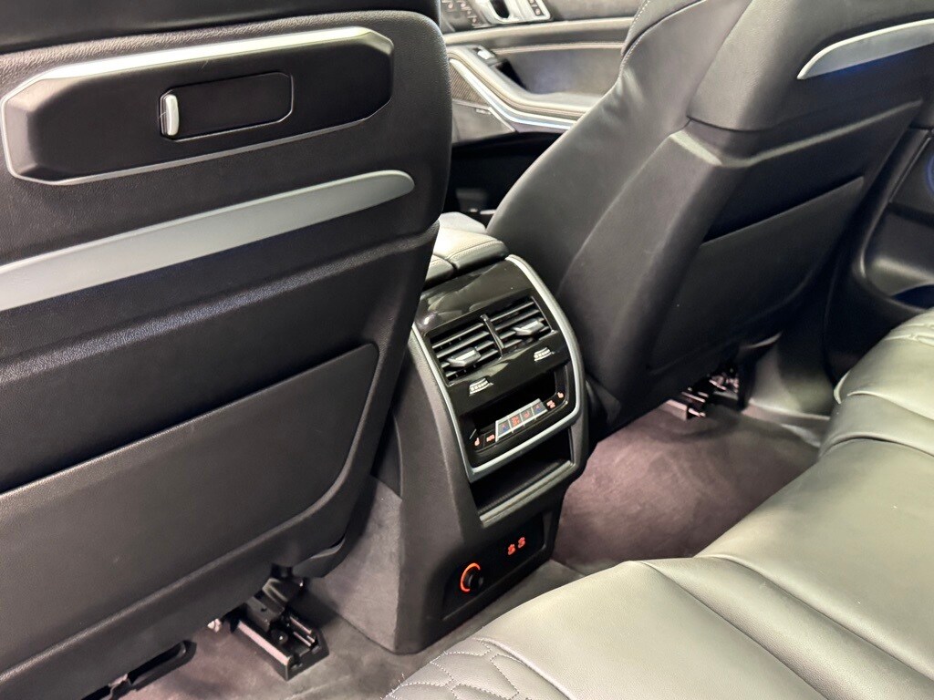2025 BMW X7 - Image 25