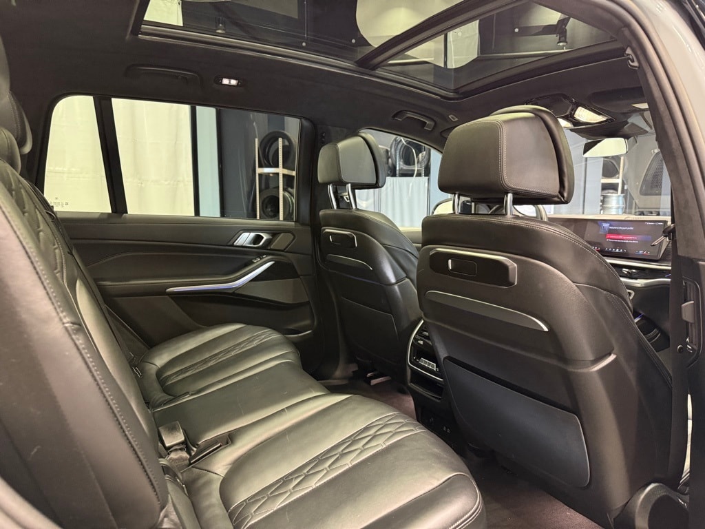 2025 BMW X7 - Image 27