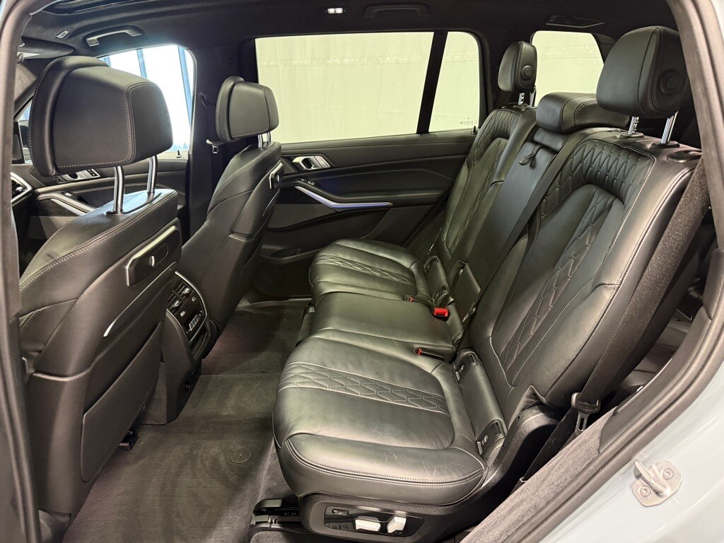 2025 BMW X7 - Image 21