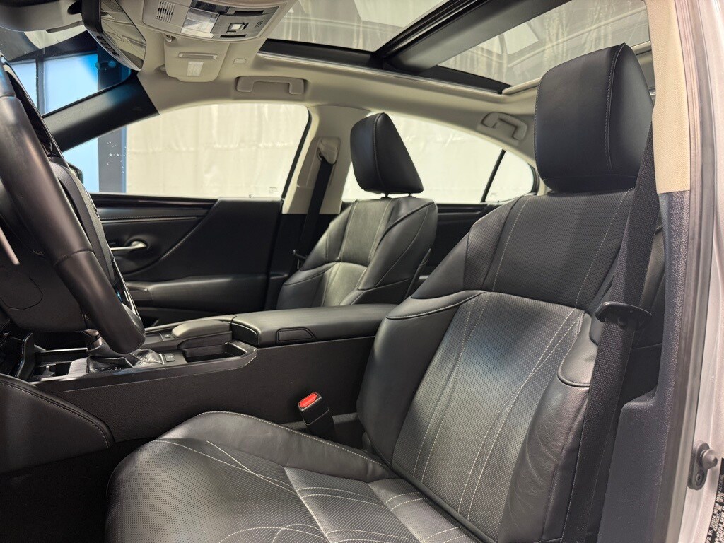 2021 LEXUS ES - Image 19