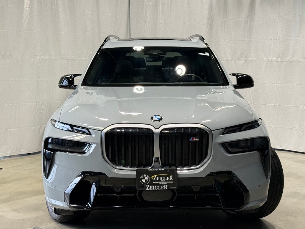 2025 BMW X7 - Image 2
