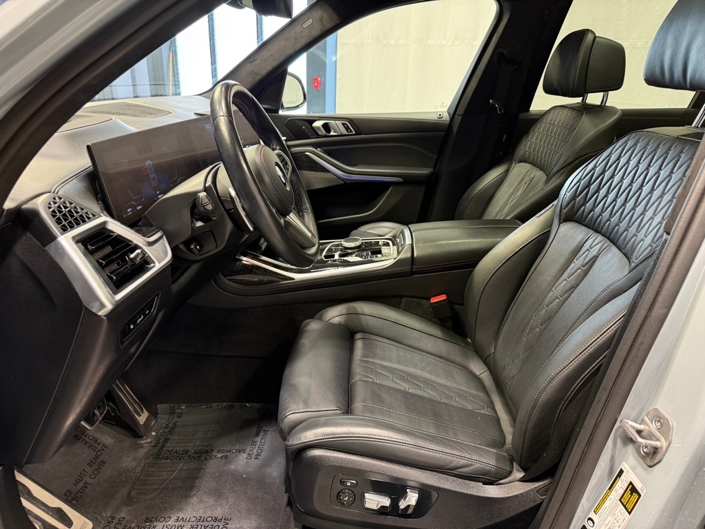 2025 BMW X7 - Image 17