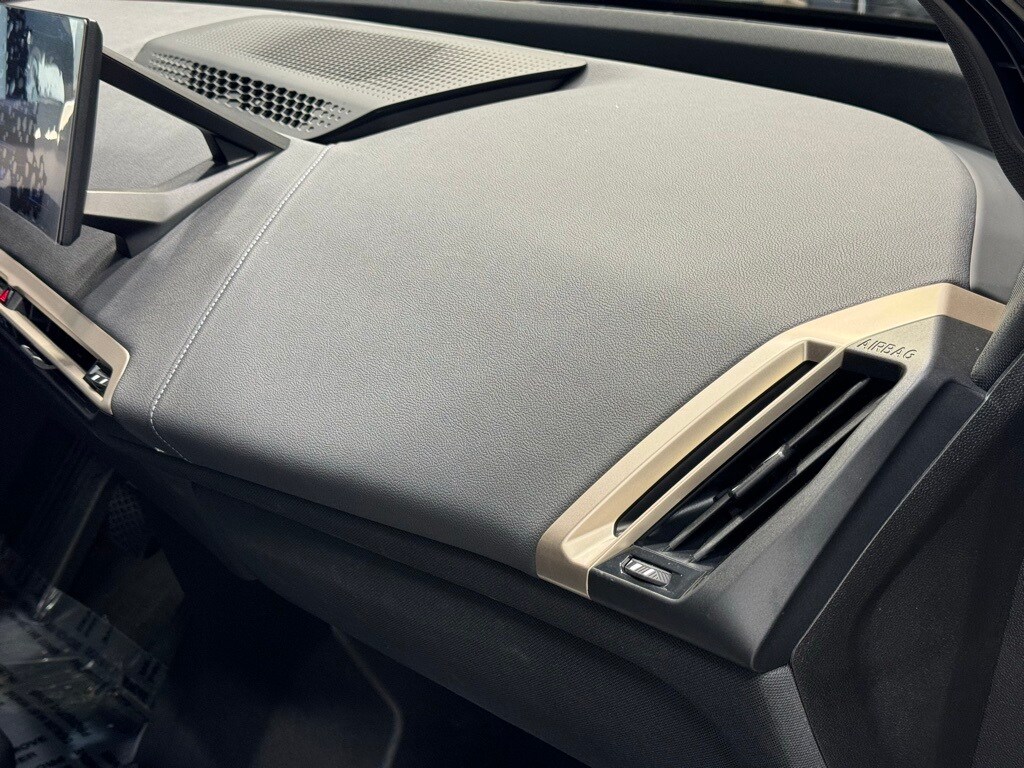 2025 BMW IX - Image 31