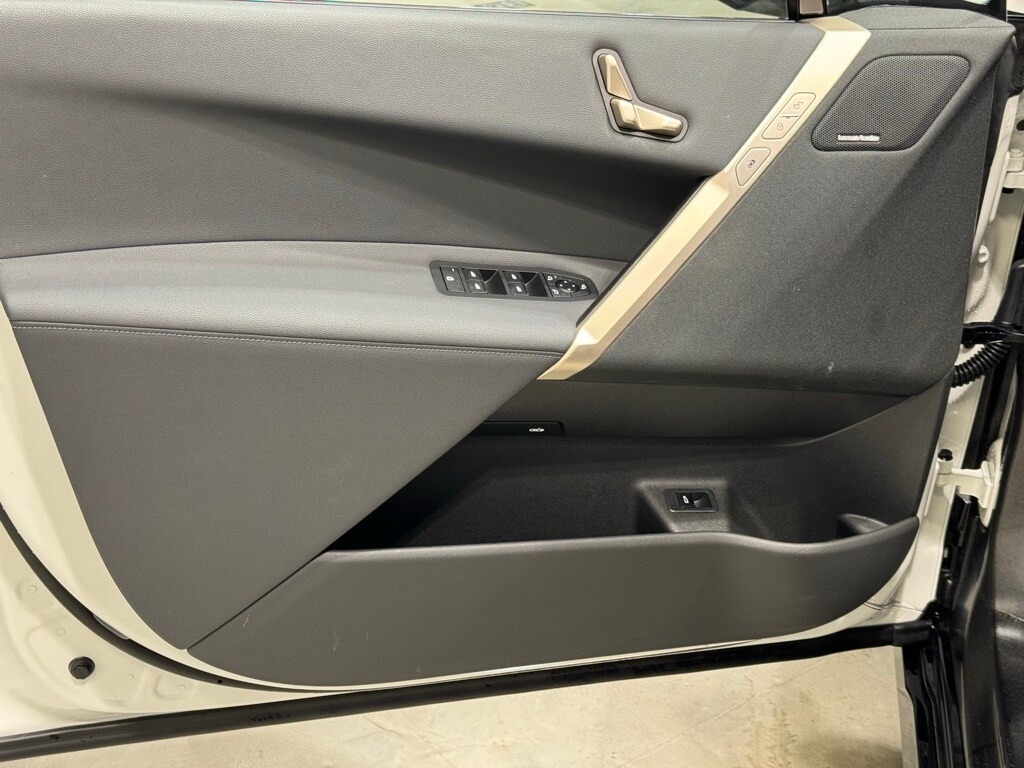 2025 BMW IX - Image 21