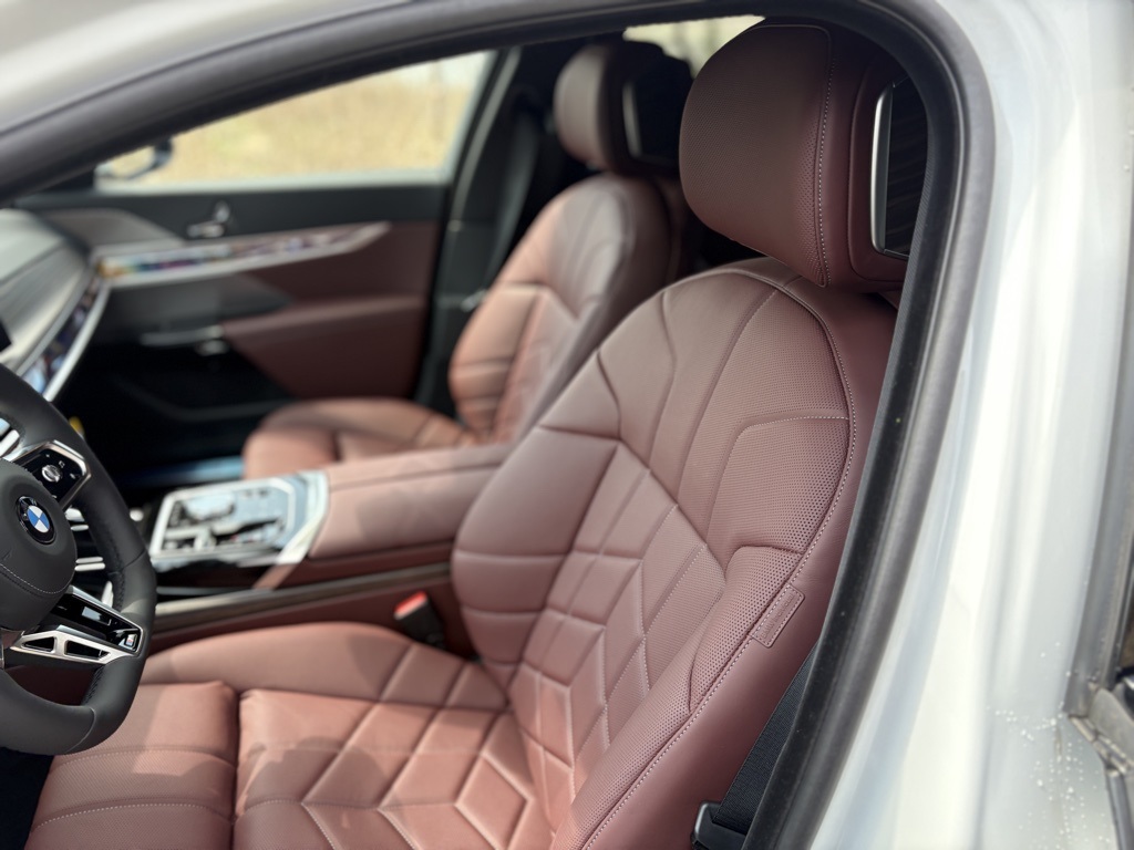 2025 BMW 760I - Image 13