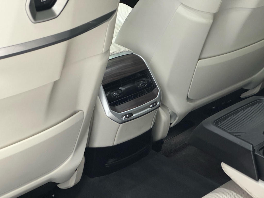 2023 BMW 740I - Image 18