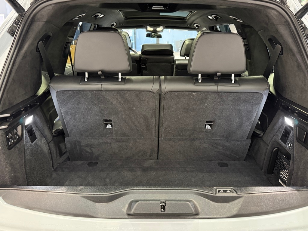 2025 BMW X7 - Image 29