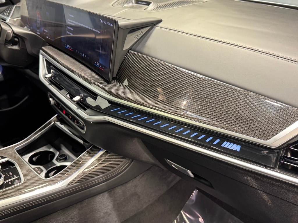 2025 BMW X7 - Image 29