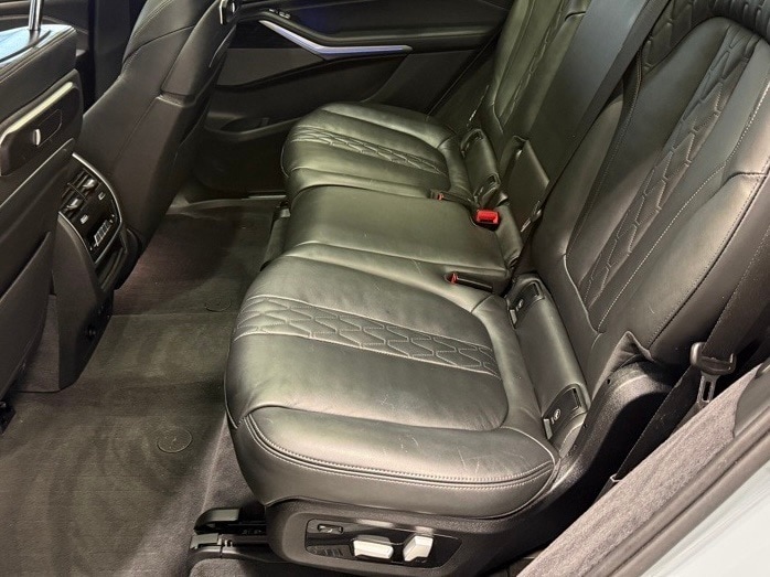 2025 BMW X7 - Image 22