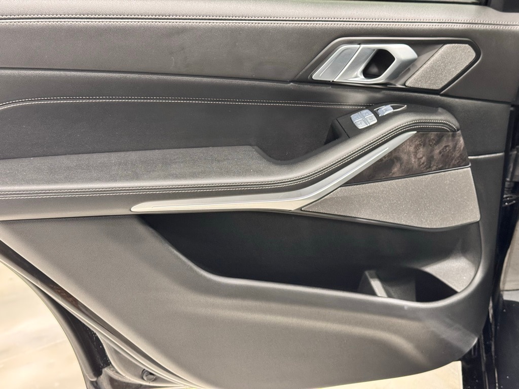 2024 BMW X7 - Image 25