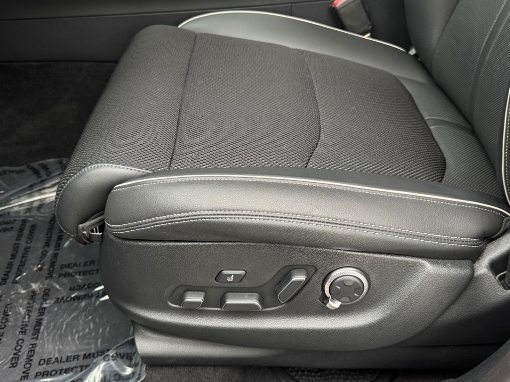 2024 GENESIS GV70 - Image 19