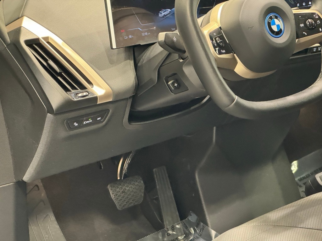 2025 BMW IX - Image 18