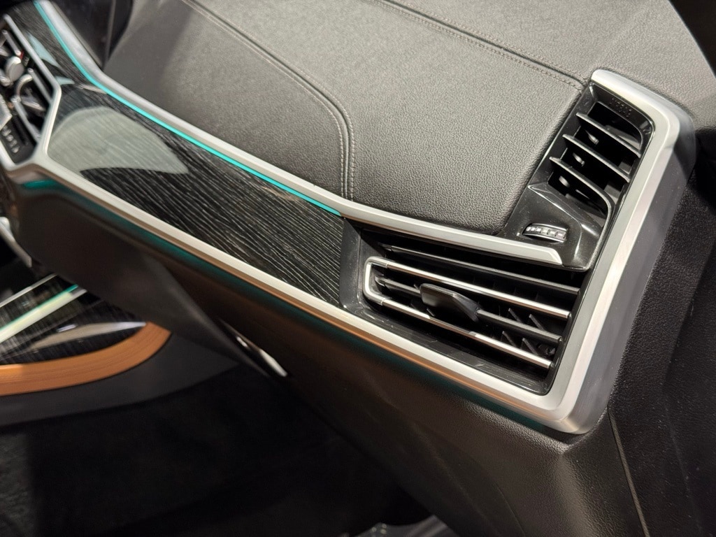 2022 BMW X7 - Image 30