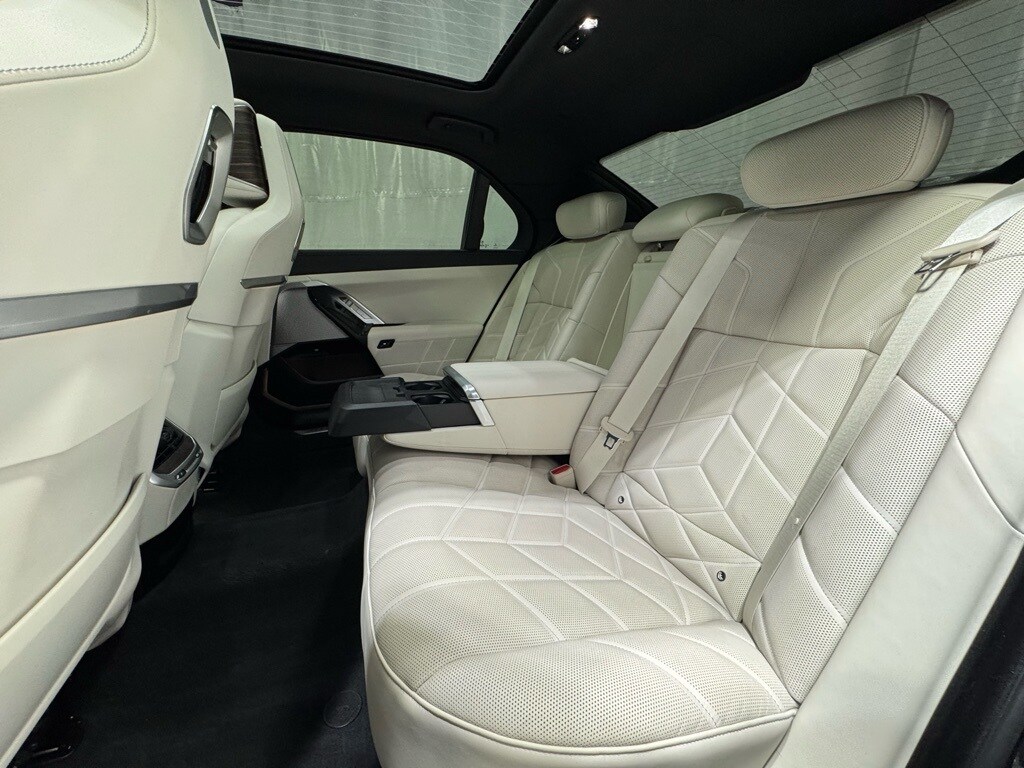 2023 BMW 740I - Image 19
