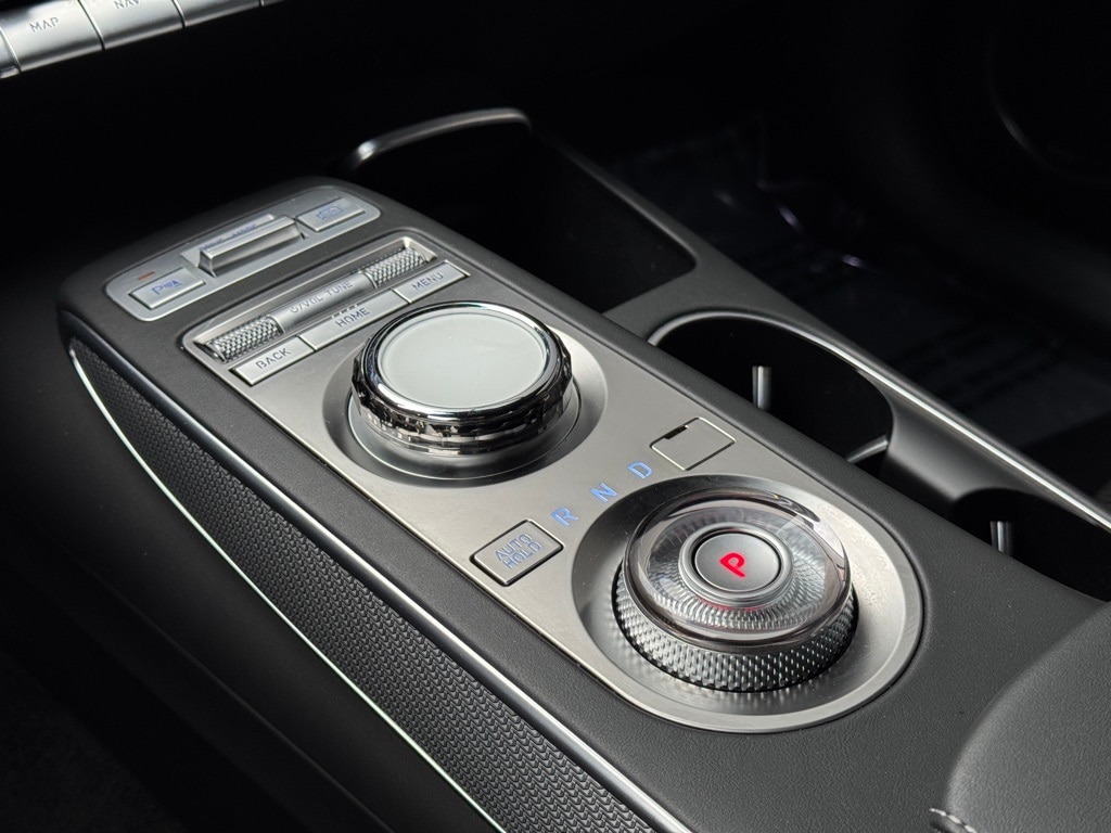 2024 GENESIS GV70 - Image 14