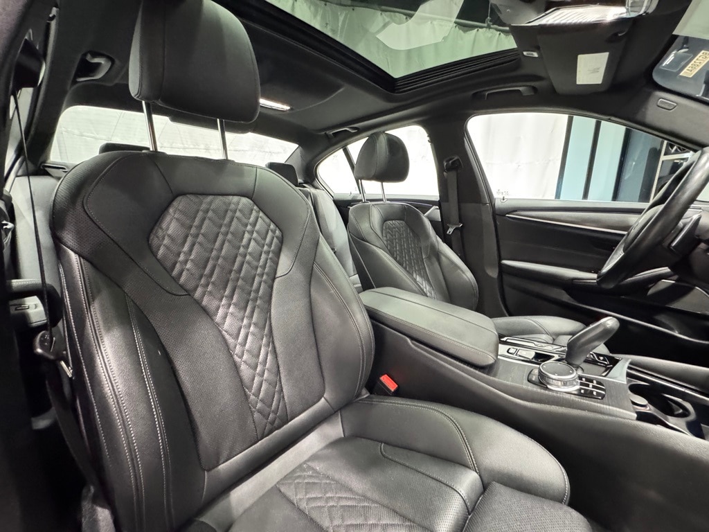 2023 BMW 530E - Image 31