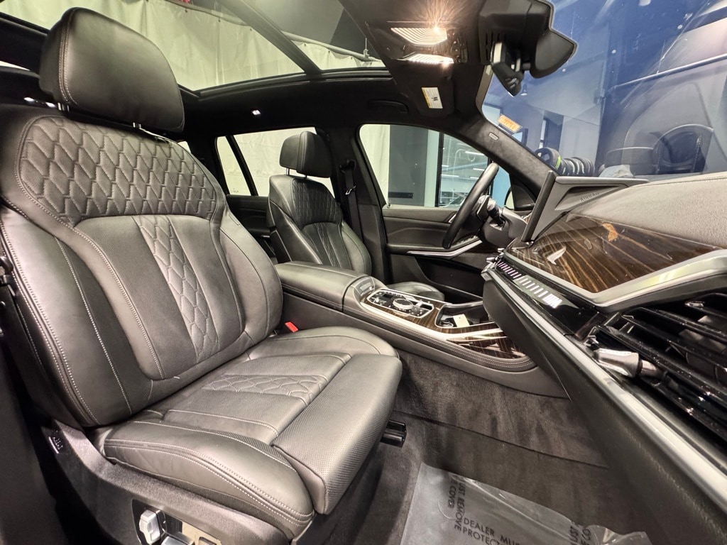 2024 BMW X7 - Image 29