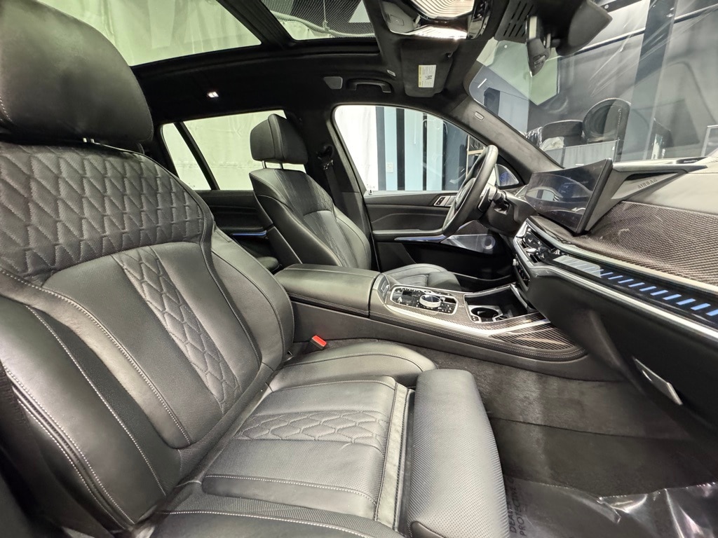 2025 BMW X7 - Image 30
