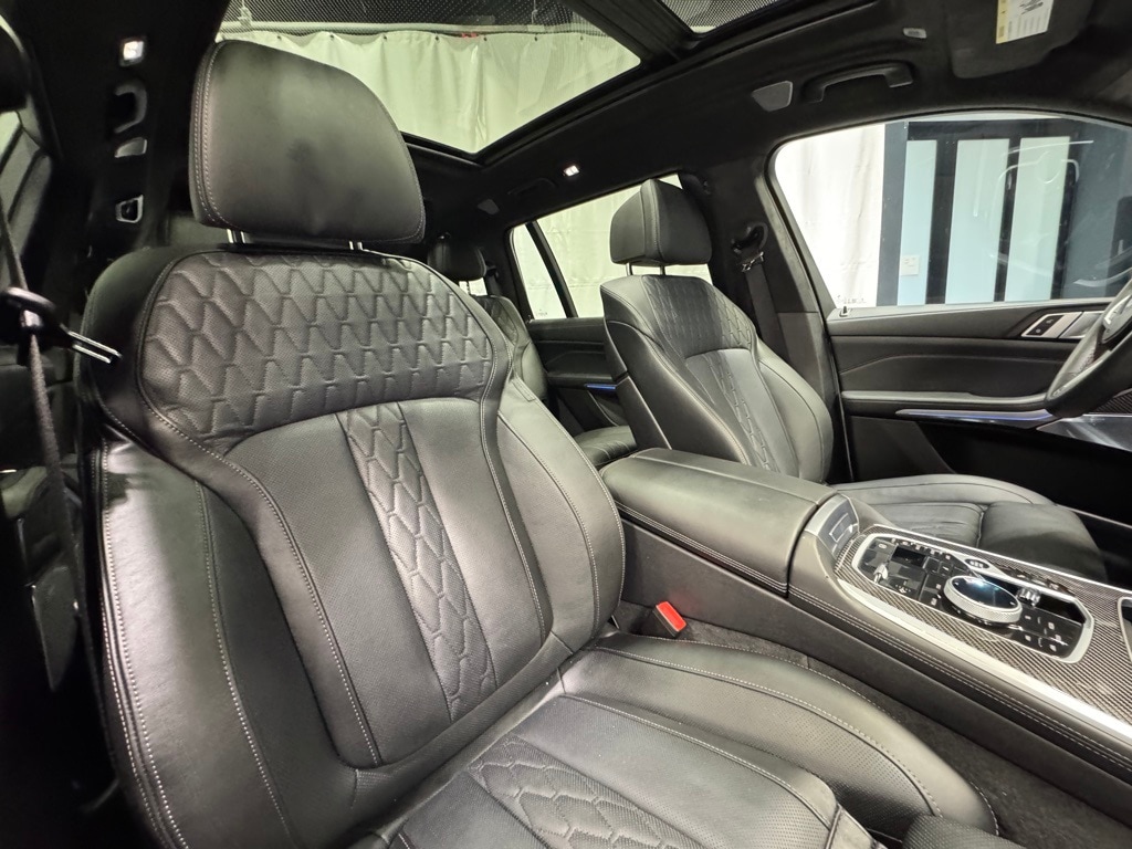 2025 BMW X7 - Image 31
