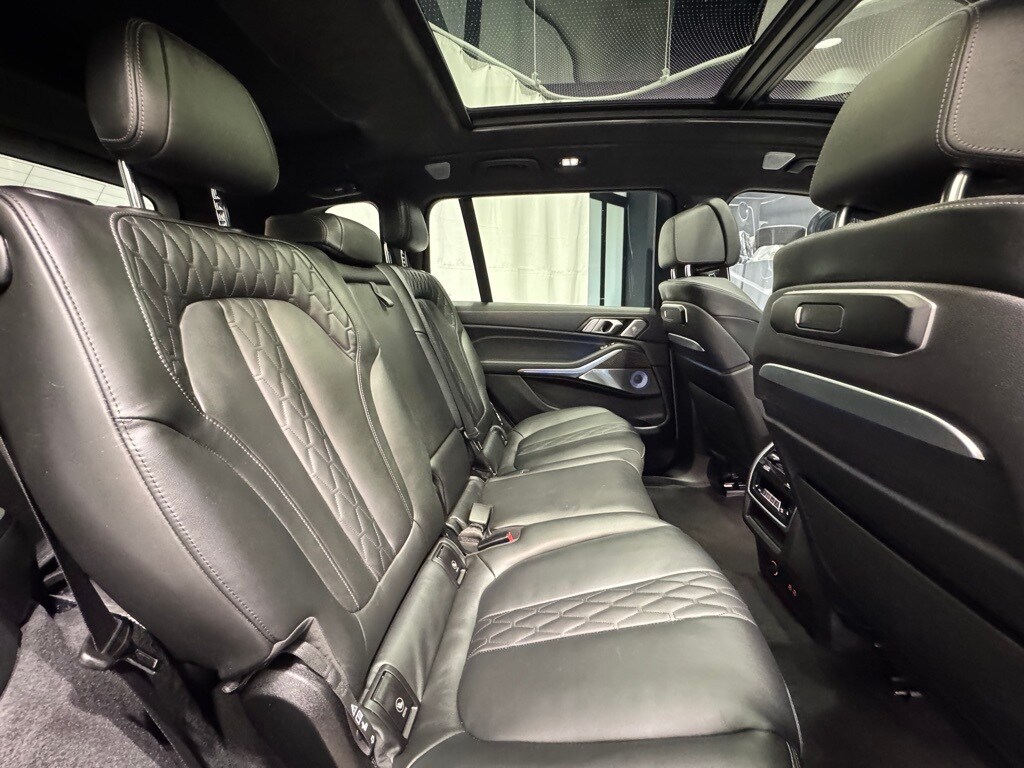 2025 BMW X7 - Image 27