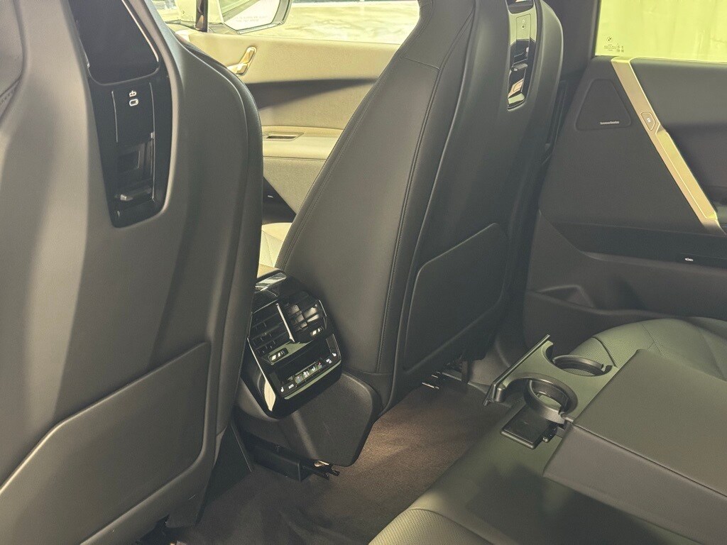 2025 BMW IX - Image 22