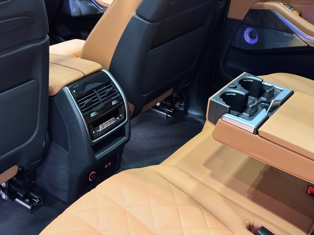 2026 BMW X7 - Image 27