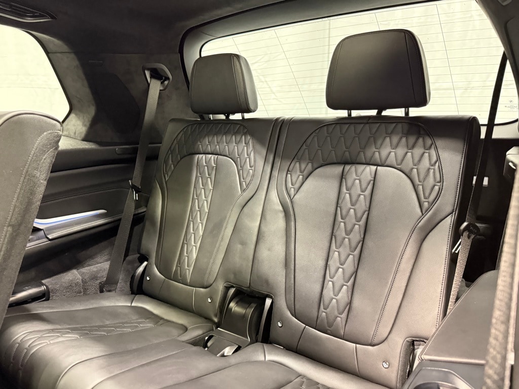 2025 BMW X7 - Image 25