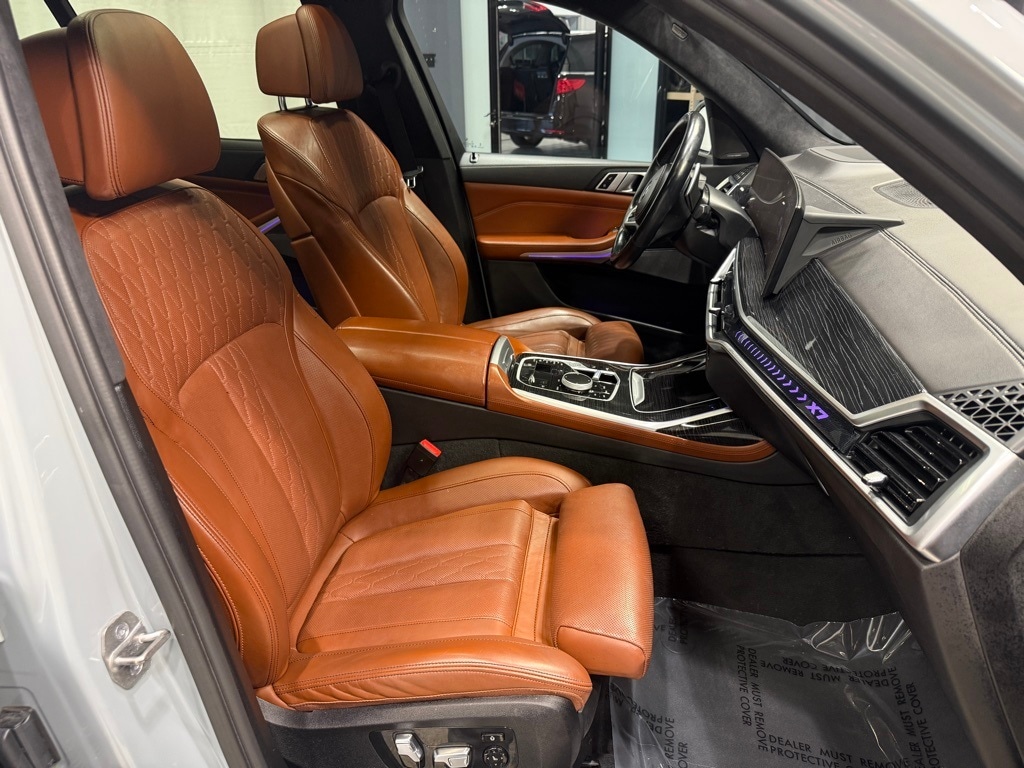 2023 BMW X7 - Image 30