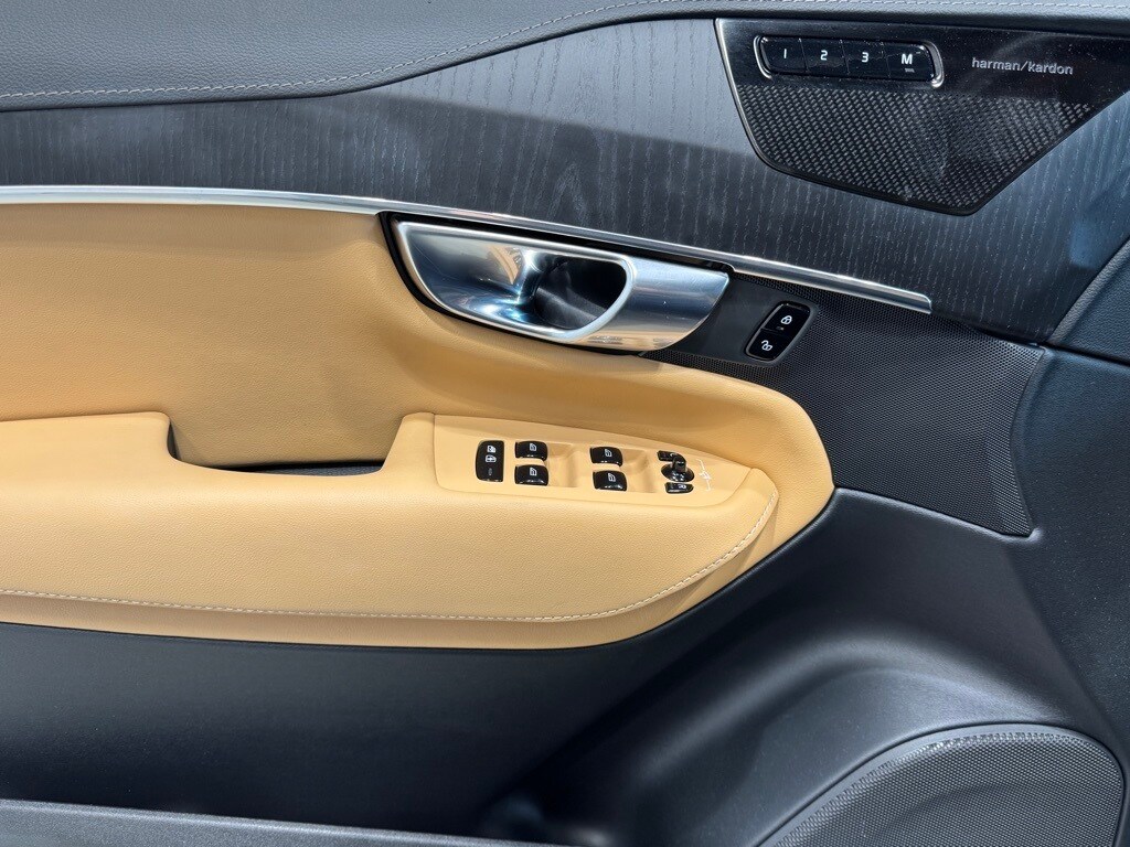 2025 VOLVO XC90 - Image 18