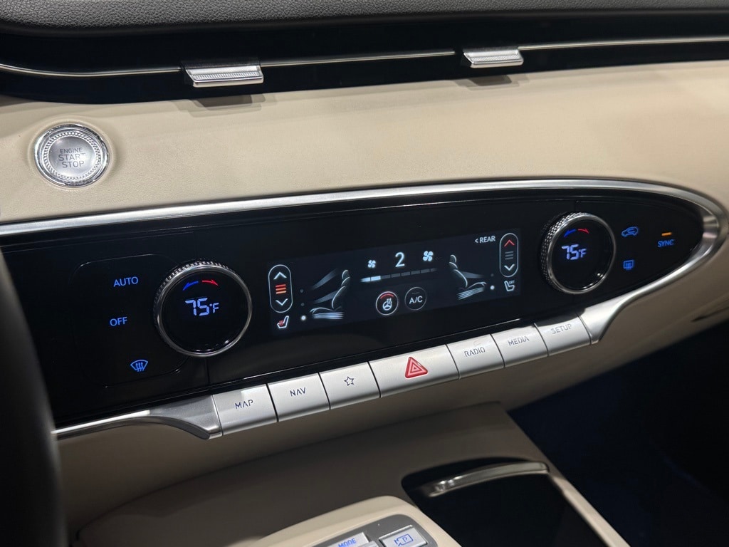 2024 GENESIS GV70 - Image 13