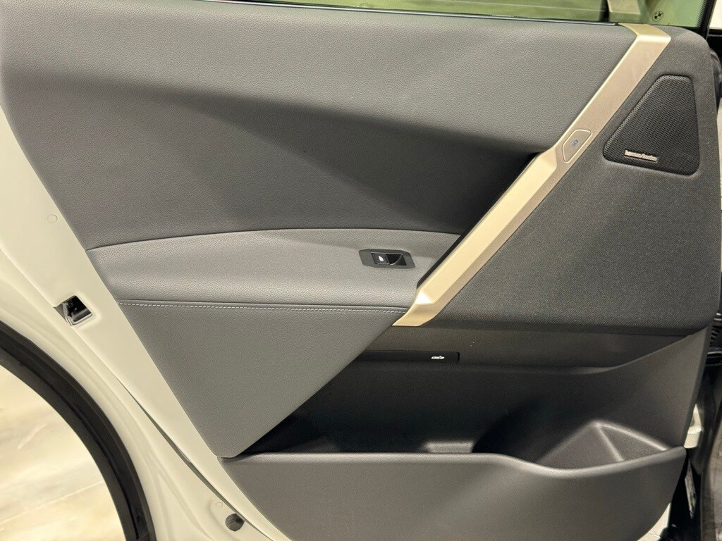 2025 BMW IX - Image 27