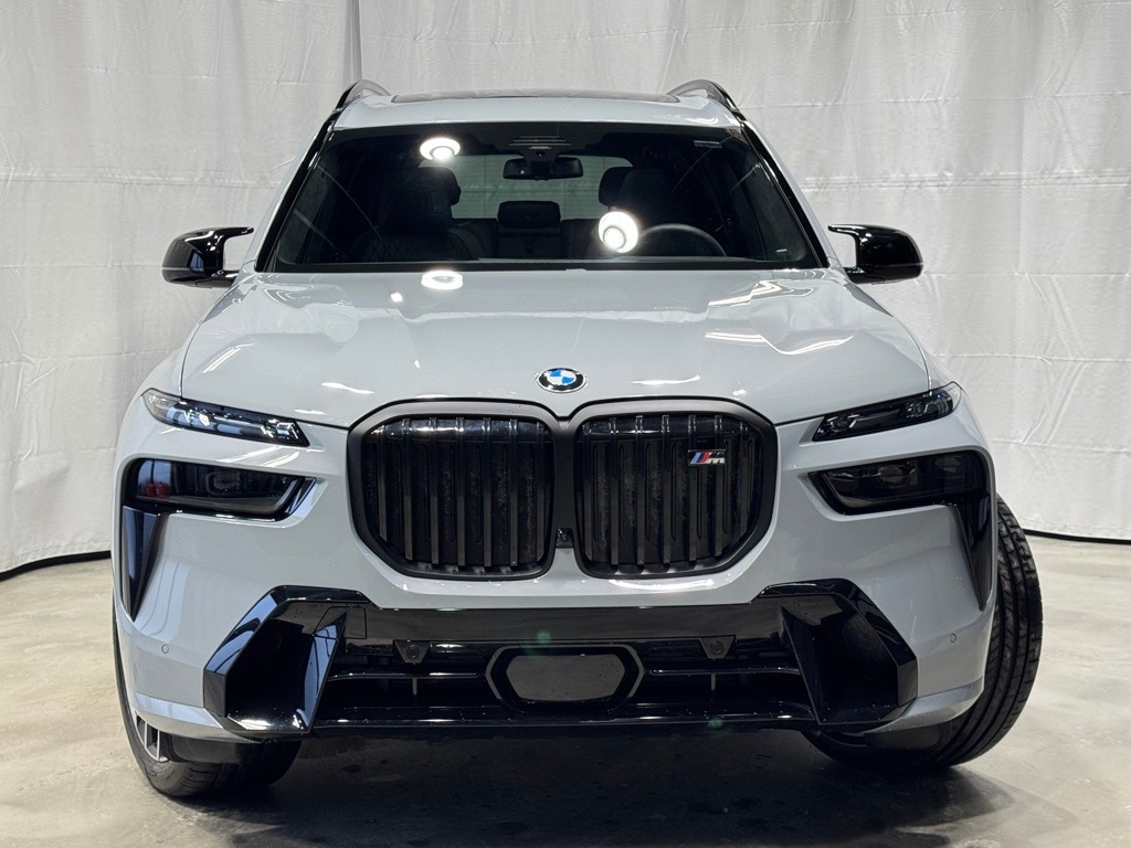 2025 BMW X7 - Image 2