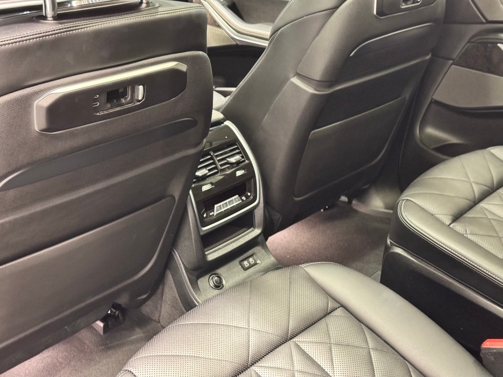 2024 BMW X7 - Image 21