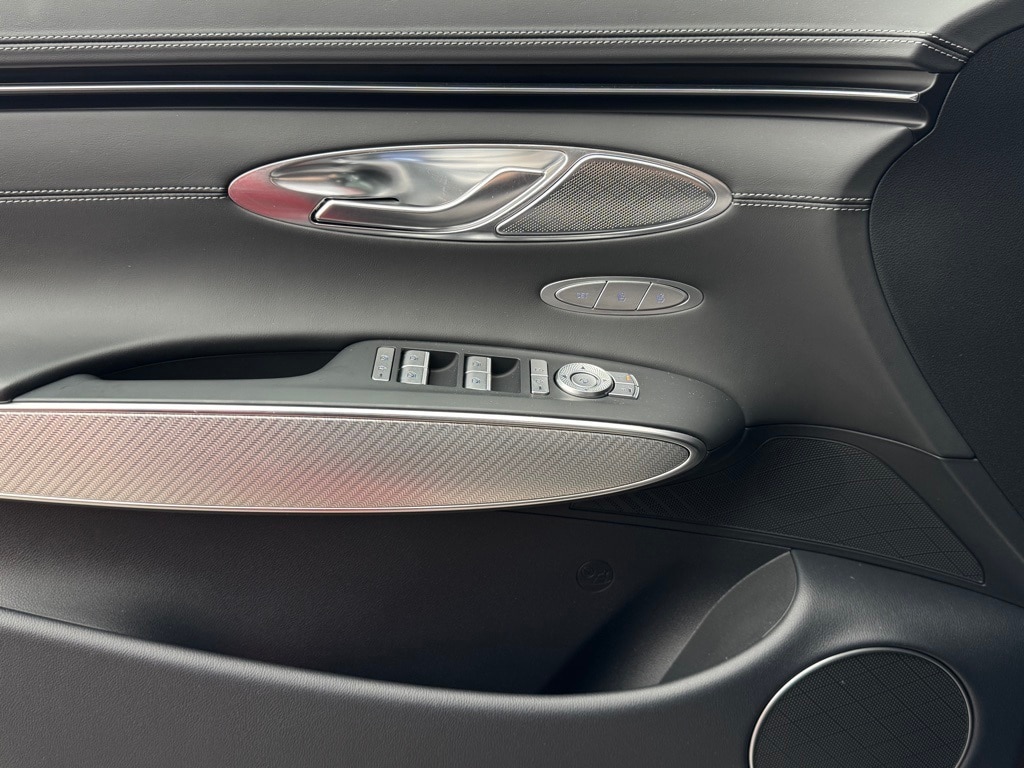 2024 GENESIS GV70 - Image 18