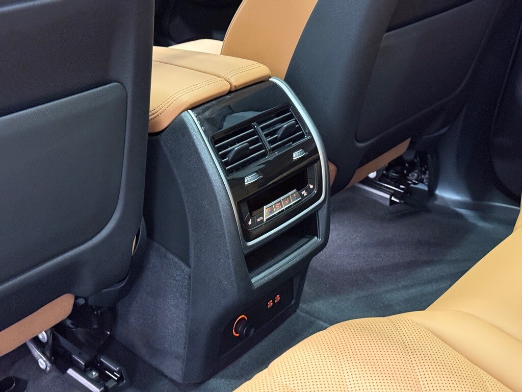 2026 BMW X7 - Image 26