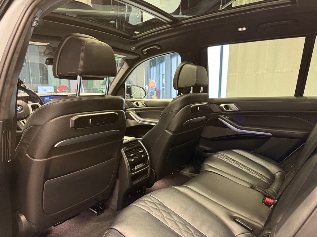 2025 BMW X7 - Image 23