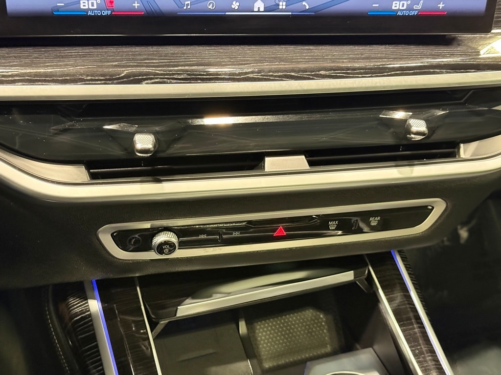 2025 BMW X7 - Image 11