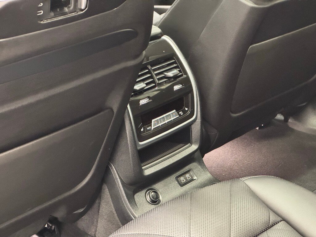 2024 BMW X7 - Image 22