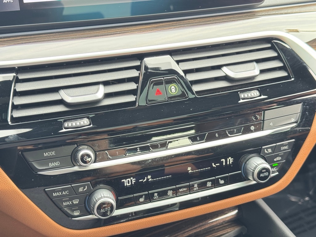 2023 BMW 530E - Image 13