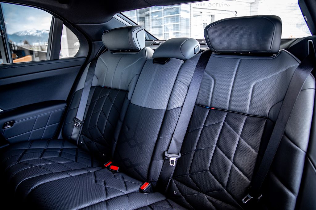 2026 BMW 7 Series 760i - Photo 36